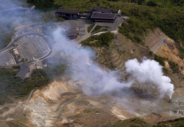 Japan quake victims enjoy their first baths since disaster